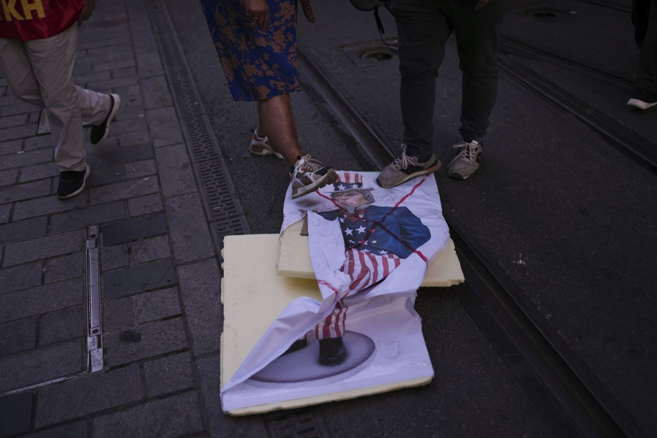 Διαμαρτυρίες στο Ιράν κατά των ΗΠΑ