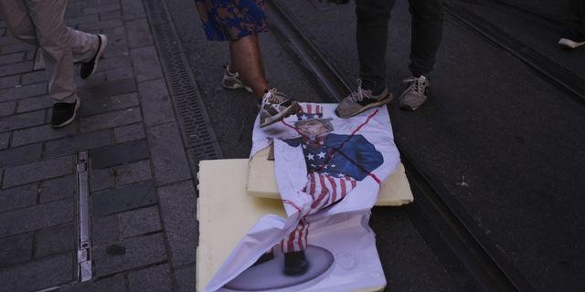 Διαμαρτυρίες στο Ιράν κατά των ΗΠΑ