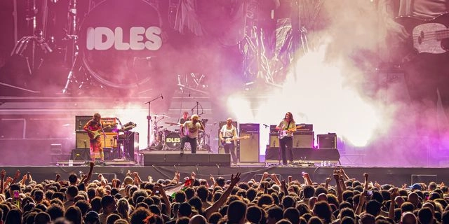 Σάρωσαν οι IDLES στο Release – Ο Talbot μάς έδειξε τι σημαίνει κορυφαίο live