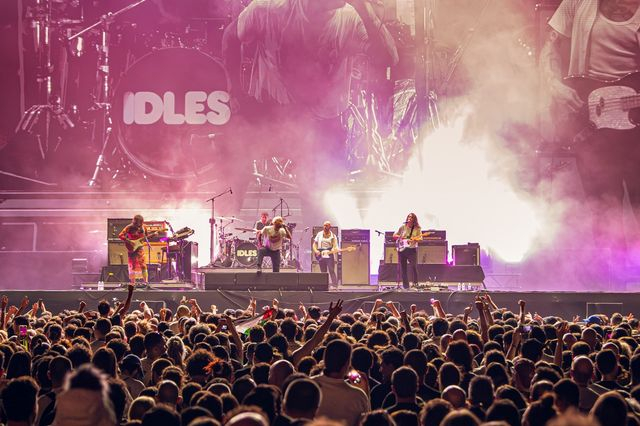 Σάρωσαν οι IDLES στο Release – Ο Talbot μάς έδειξε τι σημαίνει κορυφαίο live