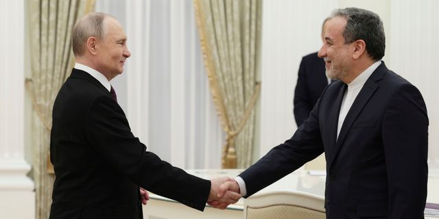 Στη Μόσχα ο Αραγτσί για συνομιλίες με τον Πούτιν