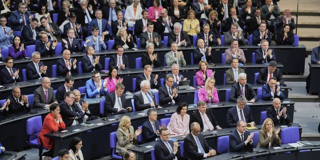 Γερμανία: Αποβλήθηκε βουλεύτρια που φορούσε μπλούζα με την λέξη “Παλαιστίνη”