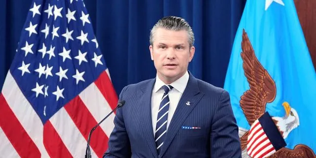 Ο Υπουργός Άμυνας Pete Hegseth μιλάει κατά τη διάρκεια συνέντευξης Τύπου στο Πεντάγωνο στην Ουάσινγκτον