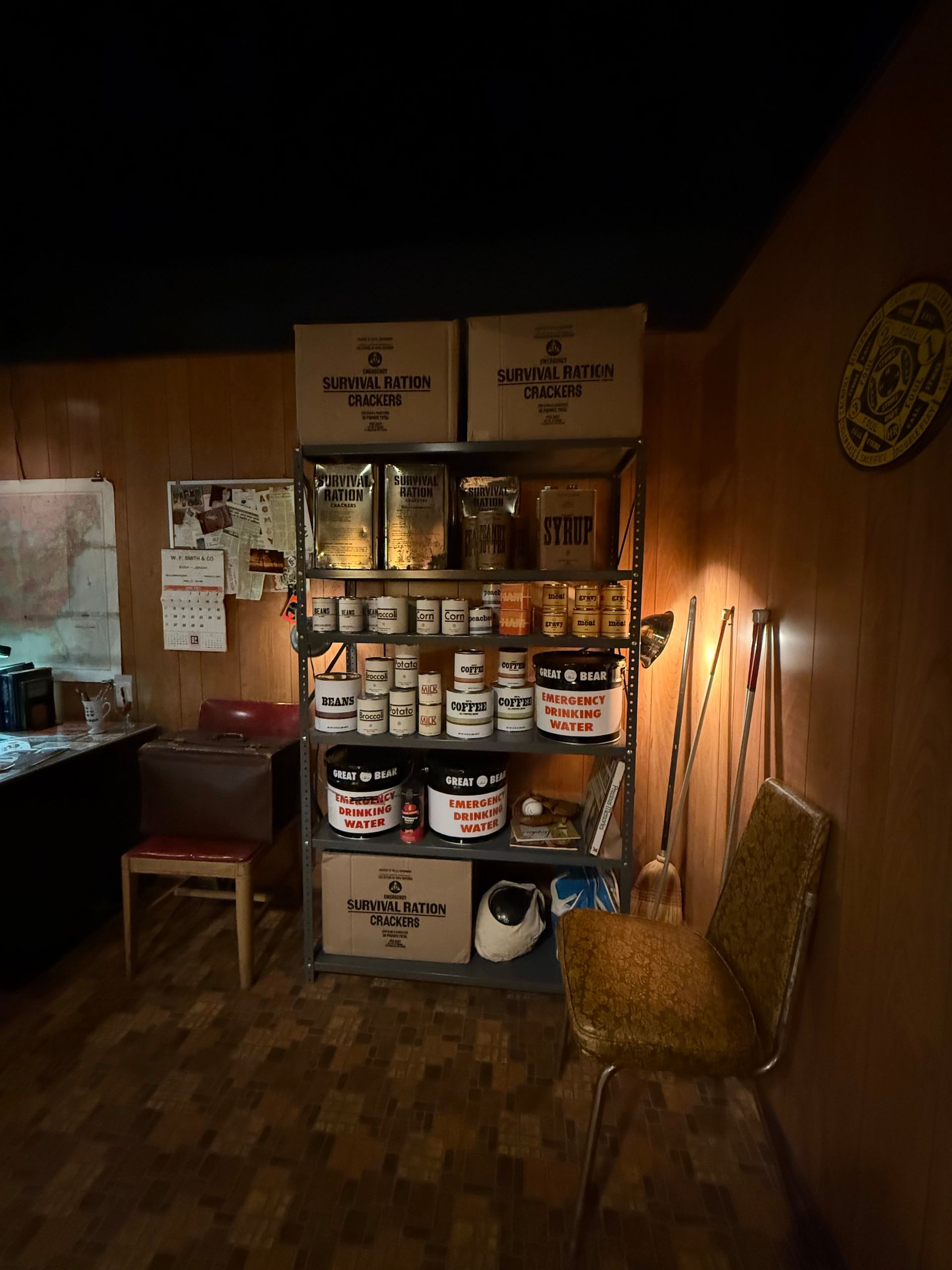 “Government Approved Home Fallout Shelter Snack Bar” του Michael Smith 