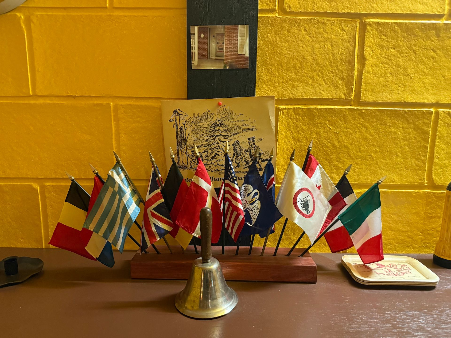 “Government Approved Home Fallout Shelter Snack Bar” του Michael Smith