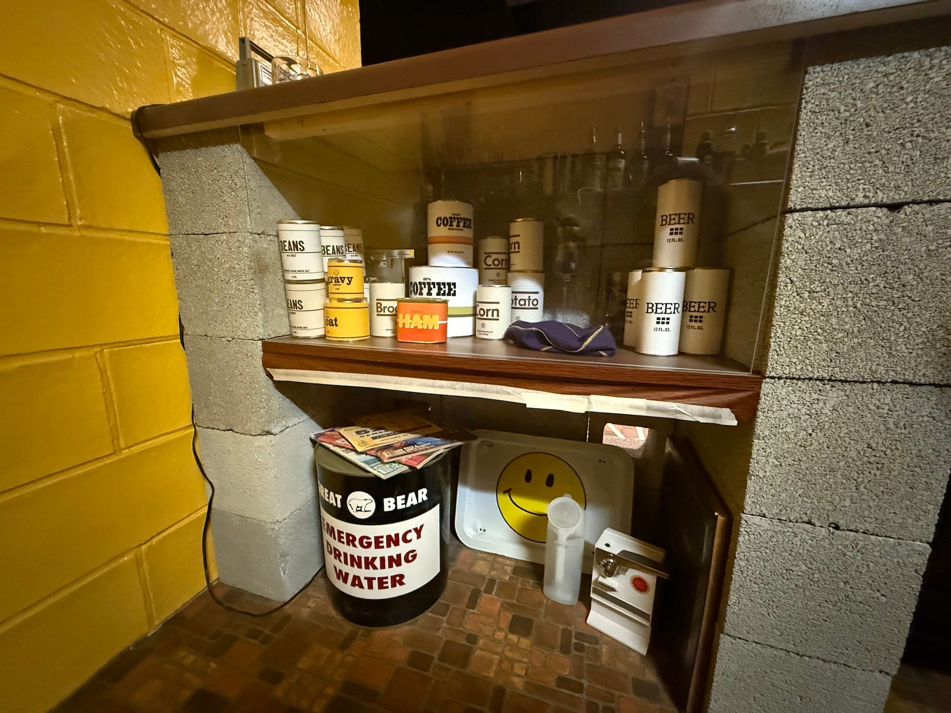 “Government Approved Home Fallout Shelter Snack Bar” του Michael Smith