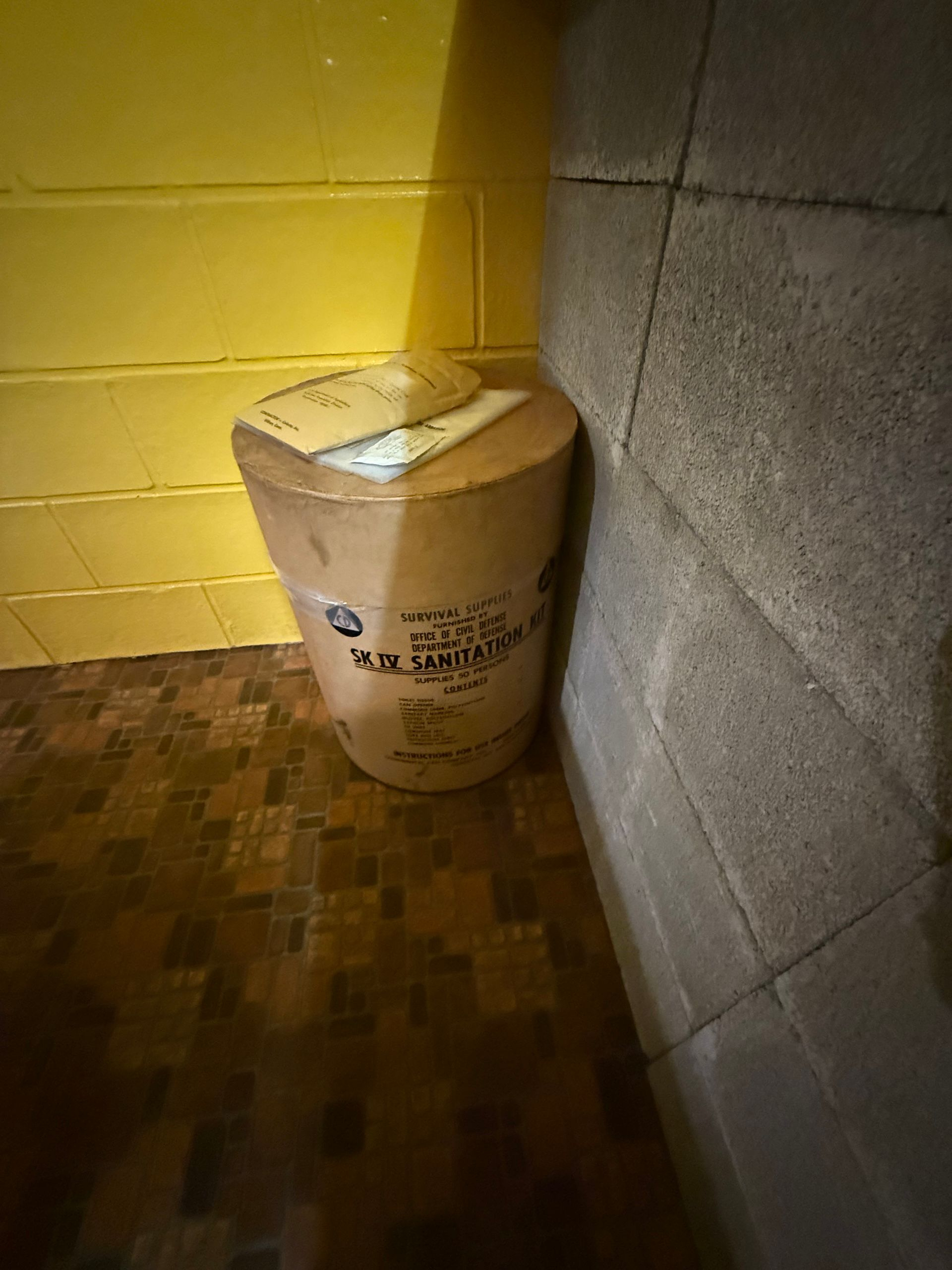 “Government Approved Home Fallout Shelter Snack Bar” του Michael Smith