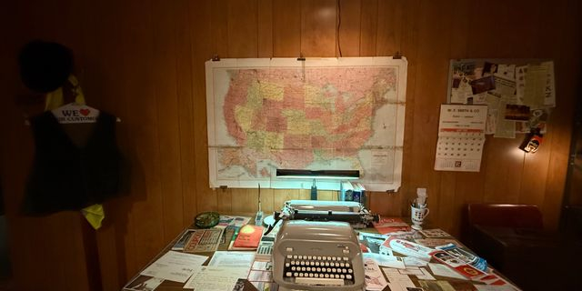 “Government Approved Home Fallout Shelter Snack Bar” του Michael Smith