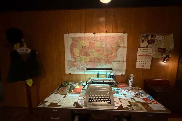 “Government Approved Home Fallout Shelter Snack Bar” του Michael Smith