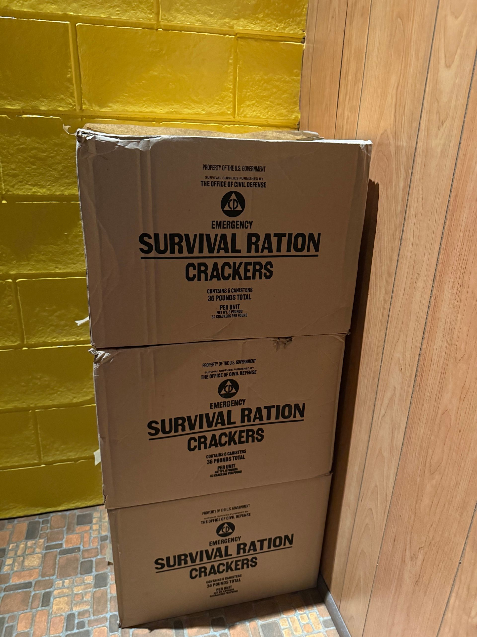 “Government Approved Home Fallout Shelter Snack Bar” του Michael Smith 