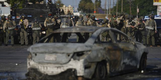 Ταραχές στο Λος Αντζελες: Ο Τραμπ χαρακτήρισε “σκουπίδι” τον κυβερνήτη της Καλιφόρνια κι ανέπτυξε 2.000 εθνοφρουρούς