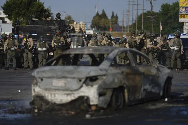 Ταραχές στο Λος Αντζελες: Ο Τραμπ χαρακτήρισε “σκουπίδι” τον κυβερνήτη της Καλιφόρνια κι ανέπτυξε 2.000 εθνοφρουρούς