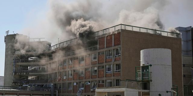 Καπνός υψώνεται από κτήριο του νοσοκομειακού συγκροτήματος Σορόκα, αφού επλήγη από πύραυλο που εκτοξεύθηκε από το Ιράν, στη Μπερ Σεβά