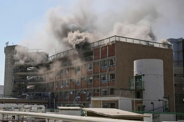 Καπνός υψώνεται από κτήριο του νοσοκομειακού συγκροτήματος Σορόκα, αφού επλήγη από πύραυλο που εκτοξεύθηκε από το Ιράν, στη Μπερ Σεβά