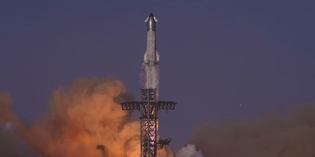 Ο μεγαπύραυλος Starship της SpaceX πραγματοποιεί δοκιμαστική πτήση από το Starbase, στο Τέξας, την Τρίτη 27 Μαΐου 2025. (φωτογραφία αρχείου)