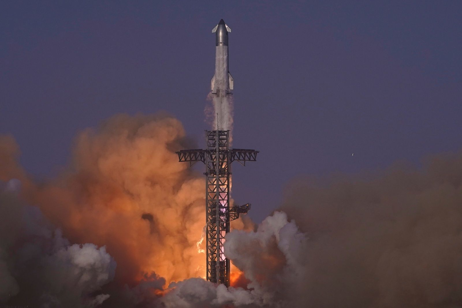 Ο μεγαπύραυλος Starship της SpaceX πραγματοποιεί δοκιμαστική πτήση από το Starbase, στο Τέξας, την Τρίτη 27 Μαΐου 2025. (φωτογραφία αρχείου)