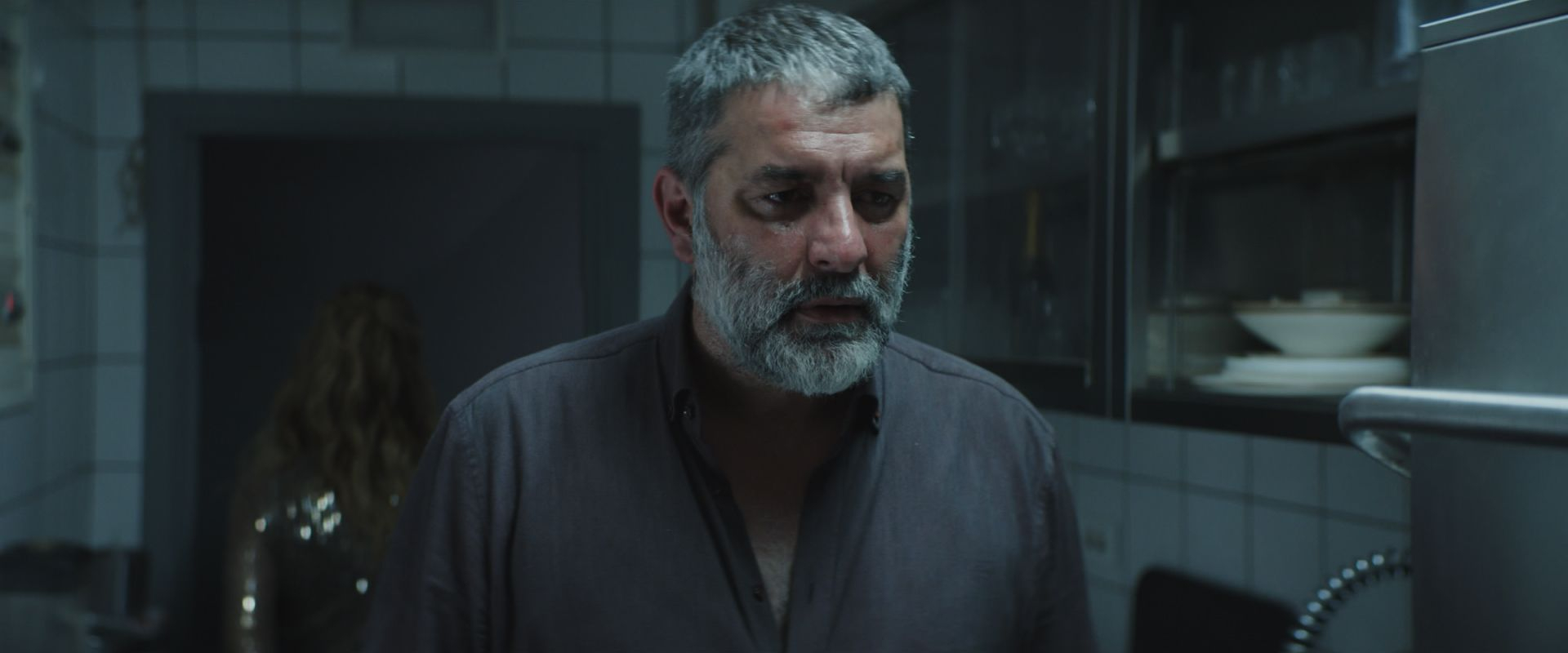Τα πρώτα stills της Σπασμένης Φλέβας – Ο Μπισμπίκης λίγο πριν τον γκρεμό