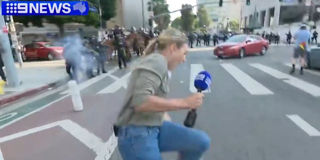Λος Άντζελες: Αστυνομικοί χτύπησαν δημοσιογράφο με πλαστική σφαίρα – Βίντεο
