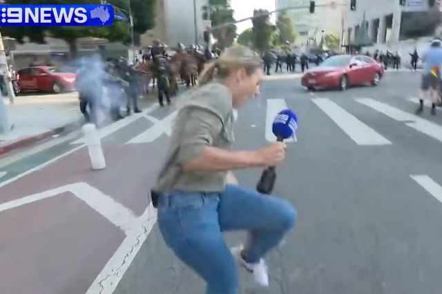 Λος Άντζελες: Αστυνομικοί χτύπησαν δημοσιογράφο με πλαστική σφαίρα – Βίντεο