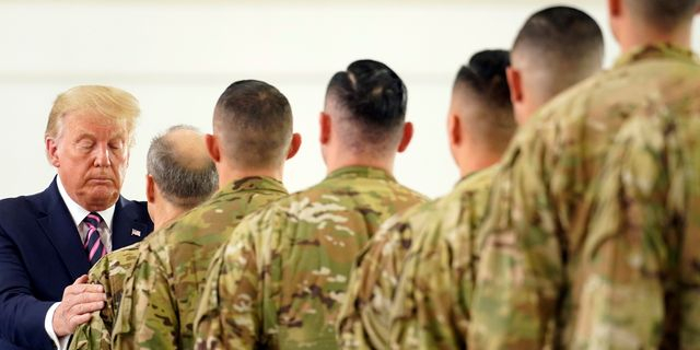 Ο πρόεδρος Ντόναλντ Τραμπ συμμετέχει σε τελετή προς τιμήν της Εθνοφρουράς της Καλιφόρνια