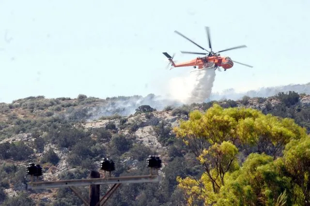 Φωτιά στην Ανάβυσσο: Μεγάλη επιχείρηση της Πυροσβεστικής – 112 για εκκένωση