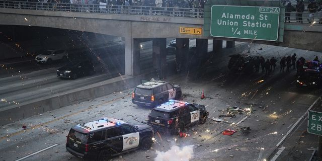 Χάος στο Λος Άντζελες: Νέος γύρος συγκρούσεων με την Εθνοφρουρά – “Αυτές είναι οι πράξεις ενός δικτάτορα”