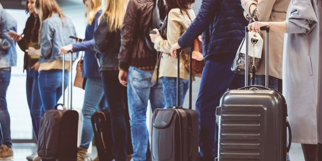 Επιβάτες στην πύλη επιβίβασης με τις χειραποσκευές τους