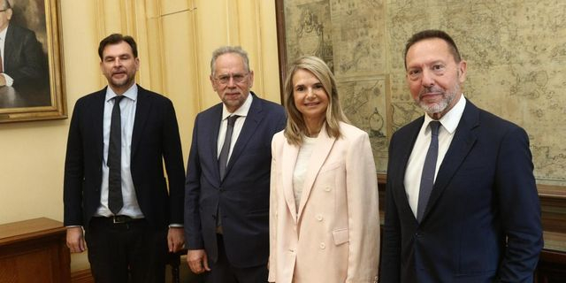 ΠΑΣΟΚ: Συνάντηση Αποστολάκη – Στουρνάρα για το ιδιωτικό χρέος