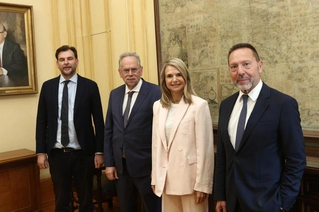 ΠΑΣΟΚ: Συνάντηση Αποστολάκη – Στουρνάρα για το ιδιωτικό χρέος