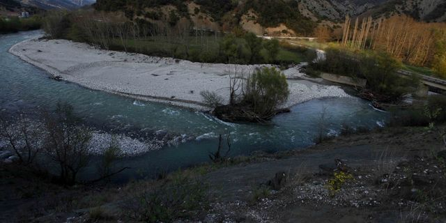 Άραχθος: Υπεράνθρωπες προσπάθειες να σωθούν τα δύο παιδιά – Σε κατάσταση σοκ οι φίλοι τους