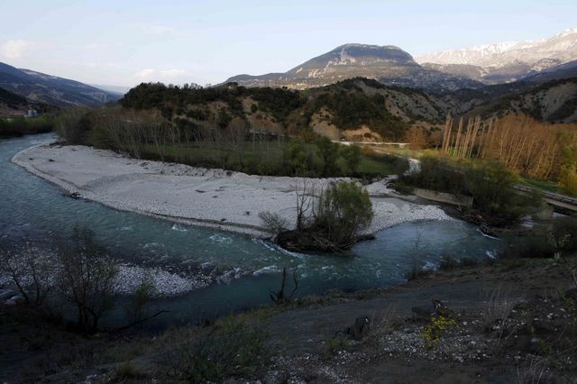 Άραχθος: Υπεράνθρωπες προσπάθειες να σωθούν τα δύο παιδιά – Σε κατάσταση σοκ οι φίλοι τους