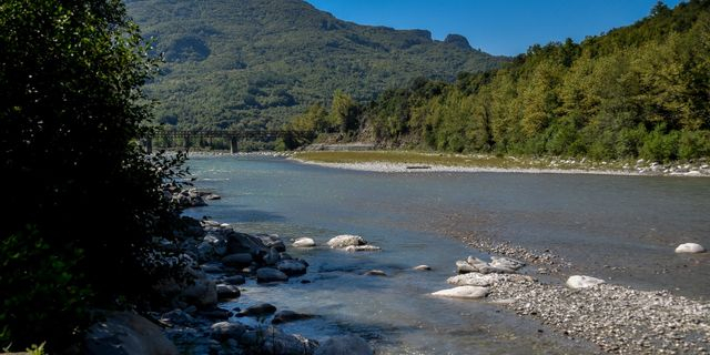 Άρτα: Δύο ανήλικοι ανασύρθηκαν χωρίς τις αισθήσεις τους από τον ποταμό Άραχθο