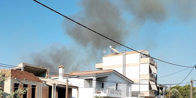 Παιανία: Μεγάλη φωτιά στην Αργιθέα κοντά σε σπίτια – Μήνυμα από το 112