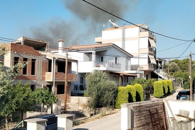 Παιανία: Μεγάλη φωτιά στην Αργιθέα κοντά σε σπίτια – Μήνυμα από το 112
