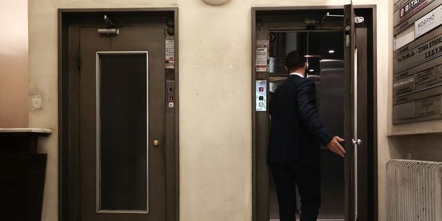 Ασανσέρ σε πολυκατοικία (αρχείου_