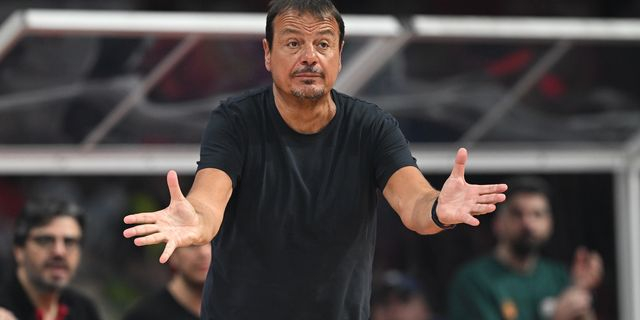 Αταμάν: “Έφεραν τόσες ελληνικές σημαίες και στον Ολυμπιακό αγωνίζεται μόνο ένας Έλληνας, οι άλλοι είναι ψεύτικοι”