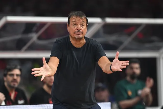 Αταμάν: “Έφεραν τόσες ελληνικές σημαίες και στον Ολυμπιακό αγωνίζεται μόνο ένας Έλληνας, οι άλλοι είναι ψεύτικοι”