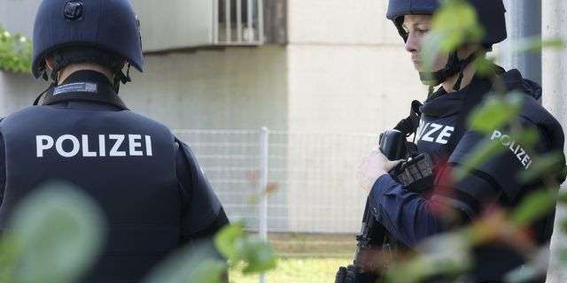 Αστυνομικοί στο σχολείο μετά το μακελειό στο Γκρατς