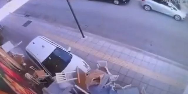 Αγρίνιο: ΙΧ ανέβηκε σε πεζοδρόμιο και “ξήλωσε” τραπεζοκαθίσματα