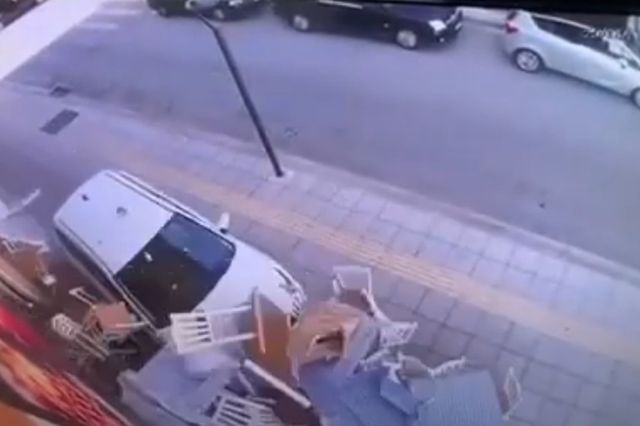 Αγρίνιο: ΙΧ ανέβηκε σε πεζοδρόμιο και “ξήλωσε” τραπεζοκαθίσματα