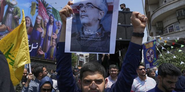 Διαδηλωτής στο Ιράν κρατά αφίσα του στρατηγού Μοχάμαντ Μπαγκέρι σε αντιισραηλινή συγκέντρωση στην Τεχεράνη