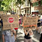 Διαδηλώσεις στη νότια Ευρώπη κατά του υπερτουρισμού – “Οι διακοπές σας, το βάσανό μου”