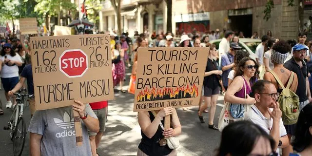 Διαδηλώσεις στη νότια Ευρώπη κατά του υπερτουρισμού – “Οι διακοπές σας, το βάσανό μου”