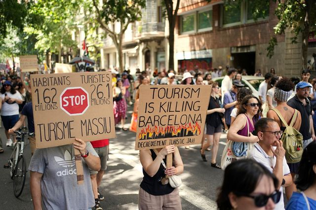 Διαδηλώσεις στη νότια Ευρώπη κατά του υπερτουρισμού – “Οι διακοπές σας, το βάσανό μου”