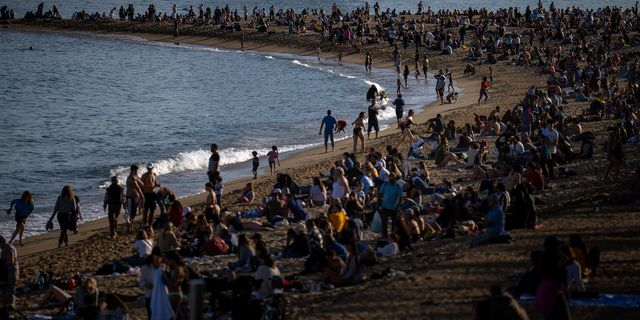 Κόσμος σε παραλία στην Ισπανία (φωτογραφία αρχείου)