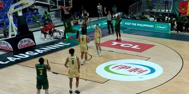 Παγκόσμιο U19: Ο σέντερ του Καμερούν κάρφωσε στο καλάθι της ομάδας του και… γύρισε το ματς για την Αυστραλία