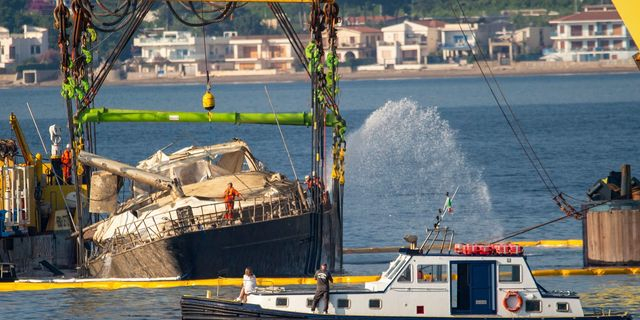 Σικελία: Ανασύρθηκε το υπερπολυτελές γιοτ Bayesian 10 μήνες μετά το ναυάγιο
