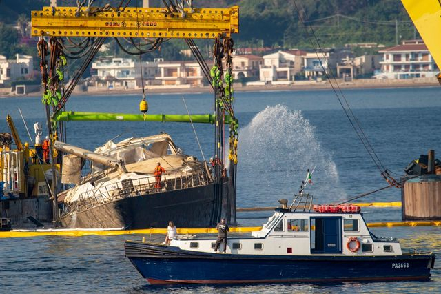 Σικελία: Ανασύρθηκε το υπερπολυτελές γιοτ Bayesian 10 μήνες μετά το ναυάγιο