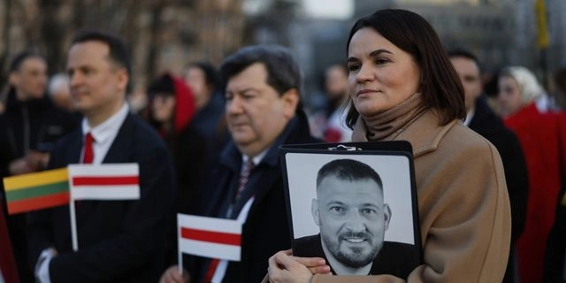 H Σβιατλάνα Τιχανόφσκαγια με φωτογραφία του φυλακισμένου συζύγου της