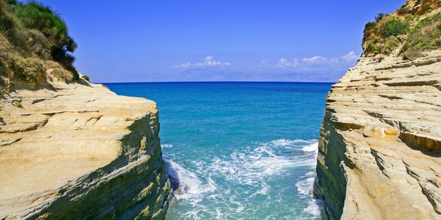 Κέρκυρα: Επιχείρηση διάσωσης Βρετανού τουρίστα στο Canal d’Amour – Έπεσε από βράχια